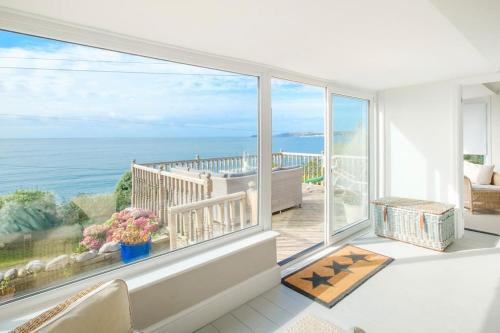 Mesmerising sea views - Penrose - above the beach Cornwall.