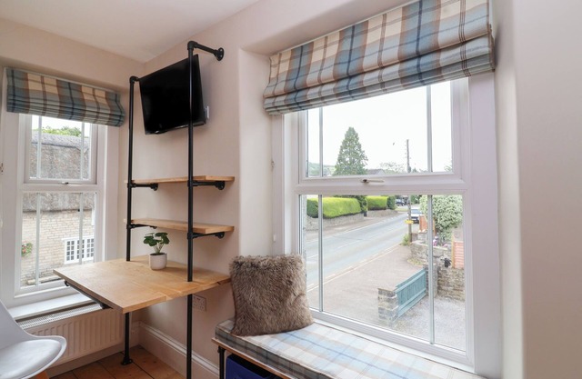 METCALFE HOUSE, pet friendly, with open fire in Street