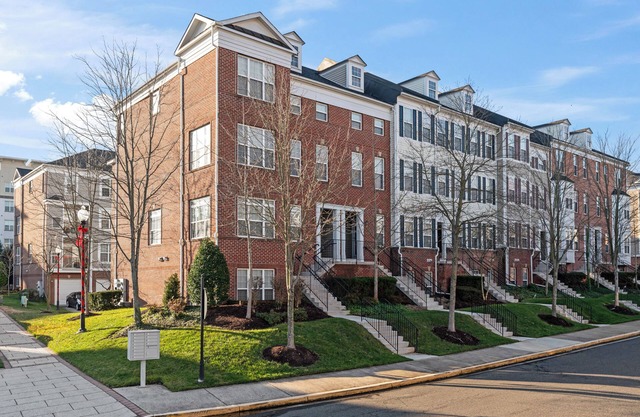 Metro & Andrews AFB Nearby – Perfect Townhome