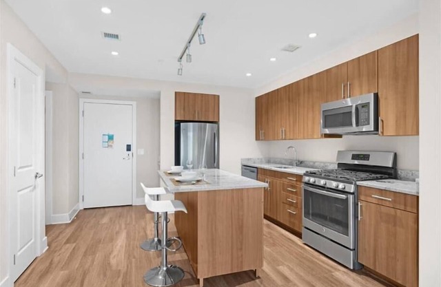 Metro Closeby! Island Kitchen | Near Washington DC