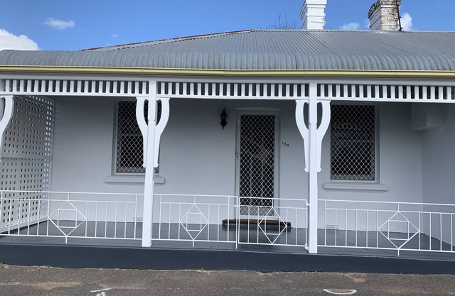 Mews on March - Charming 2 bedroom Cottage. CBD Orange. Brand new bathroom.