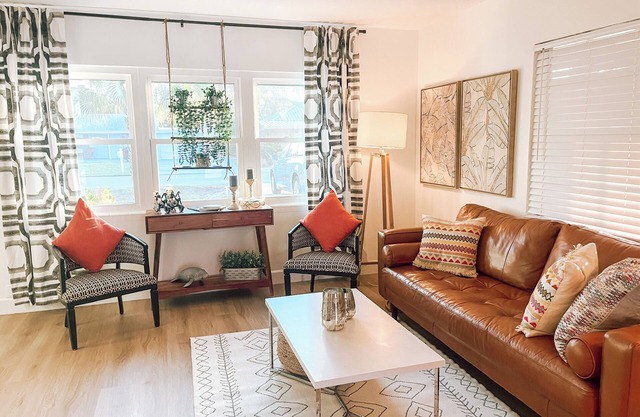 Mid-Century 2-Bedroom Charm - Beach, Pets, Fenced Yard in Fabulous Venice