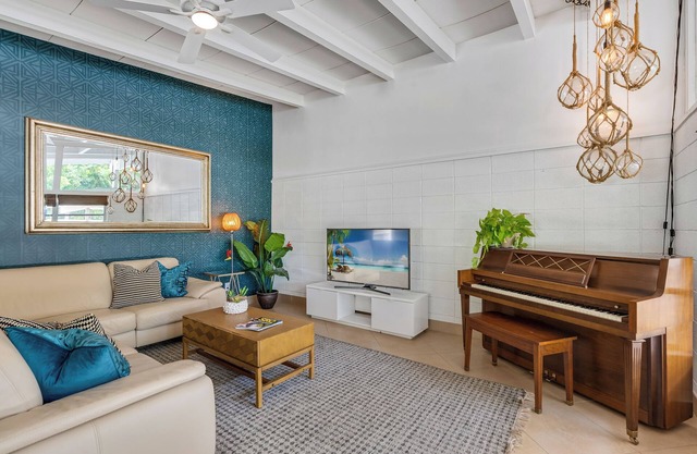 Mid-Century Bungalow By Arlington Park in South Gate, Central to Siesta and Lido