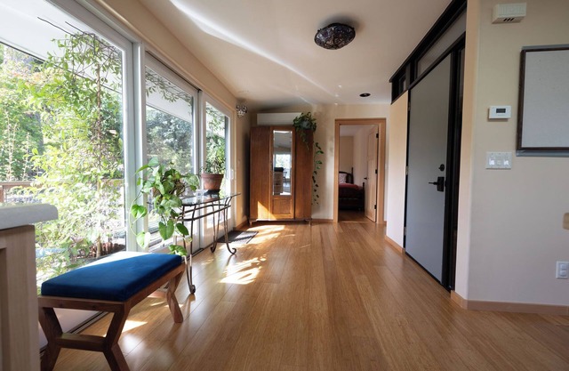Mid-Century Modern, Custom Craftsmen 2-bedroom in Eugene - AC, Wi-Fi, & laundry