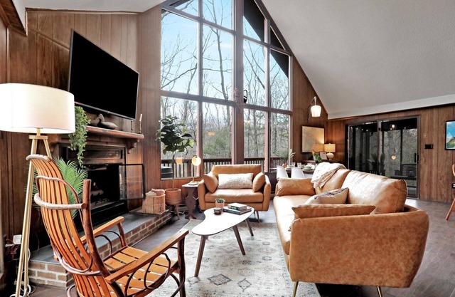 MID-CENTURY MODERN A-FRAME - HOT TUB/FIREPIT IN WOODS