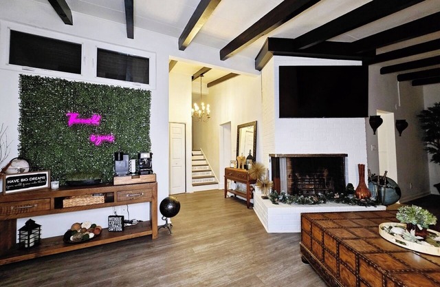 Mid-century modern gem w/cabin vibes, MEGA gameroom, pingpong, pool table, gym