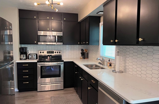 Mid-Century modern 2-bedroom home near McKennan Park, hospitals and universities