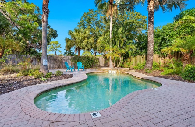 Mid-Century Oasis with Pool in Arlington Park