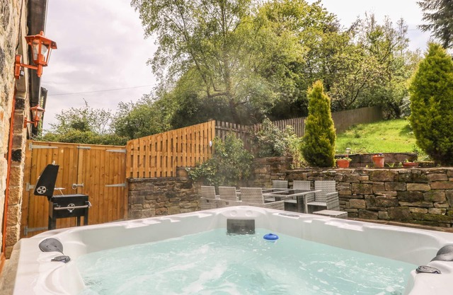 MIDDLE BARN, family friendly, character holiday cottage in Haworth