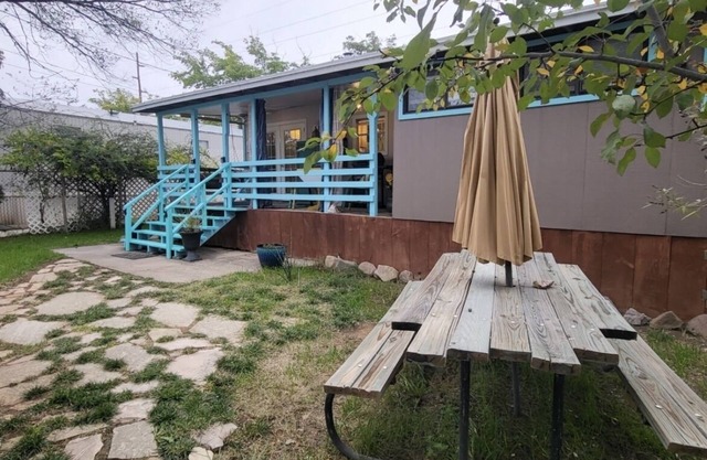 Middle of town lodge style cottage