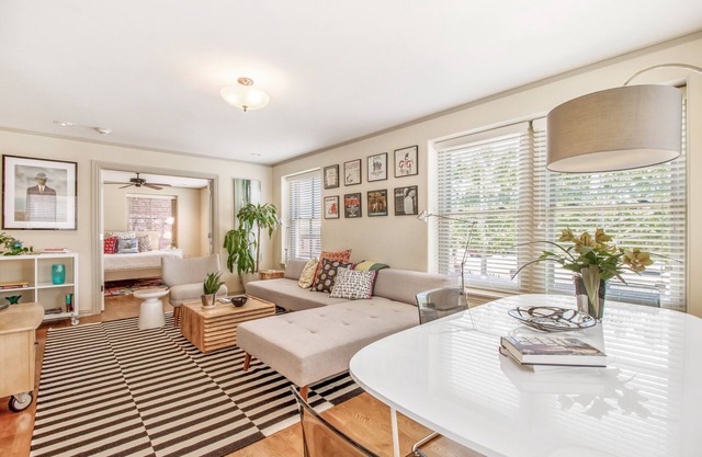 Midtown Light filled Stylish Walkable everywhere