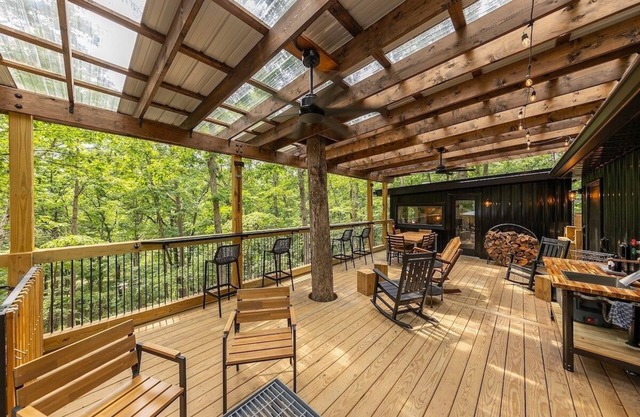 Milam Ridge: Modern Cabin Escape. Hot Tub, Covered Deck, Fire Pit