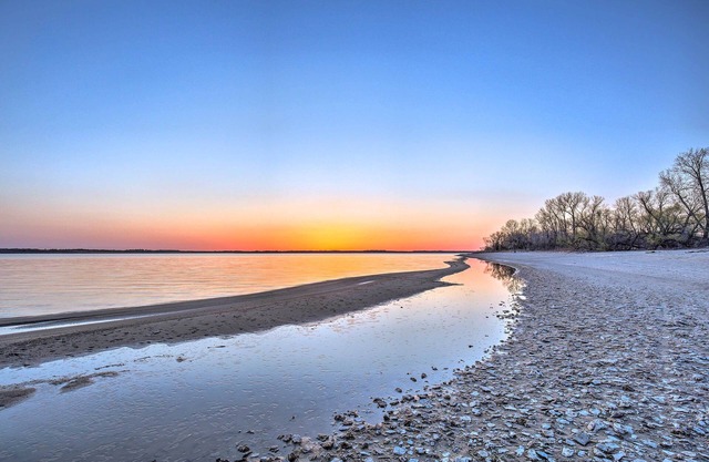 Milford Lake Vacation Rental: Walk to Beach!