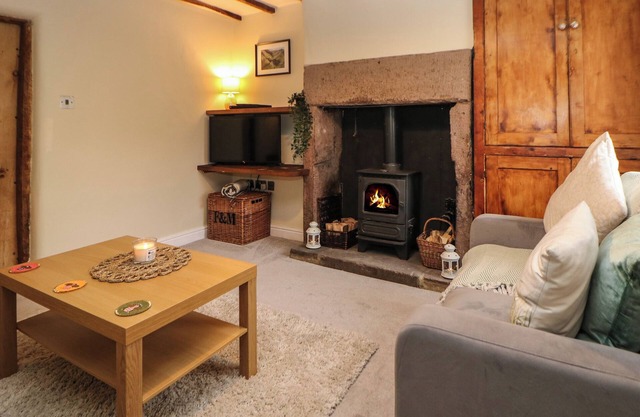 MILL WORKERS COTTAGE, family friendly, with open fire in Cromford