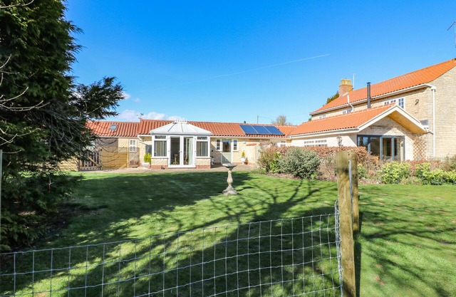 MILLCOTT, pet friendly, character holiday cottage in Metheringham