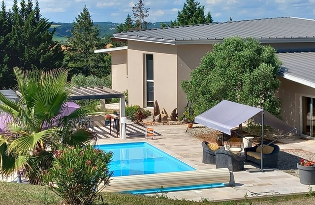 MILLESIMEnGite indépendant dans notre grande maison contemporaine et moderne.