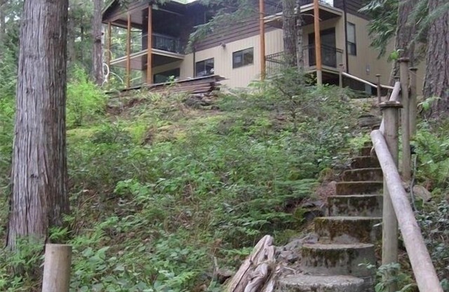 Million Dollar View! Clear, Clean Sproat Lake. 2300.00 Canadian/Week
