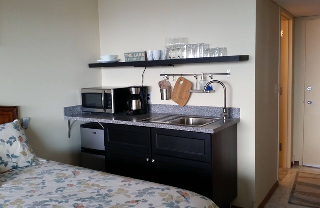 Million Dollar View of Lake Winnipesaukee with KitchenettenFlexible check in/out