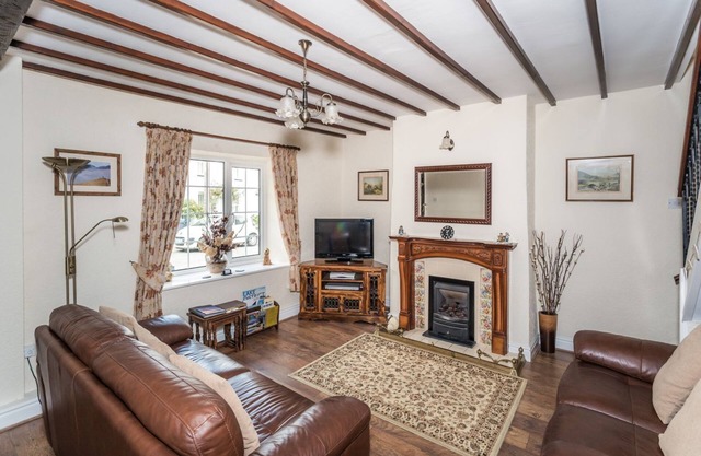 Millside Cottage - a cottage that sleeps 4 guests in 2 bedrooms