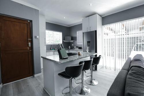 Milo's Sky Grey Guest House - No Load shedding