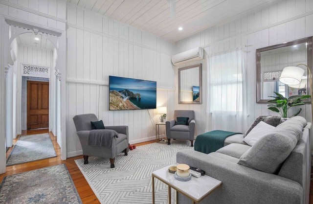 Milton Top Floor 4Bd- 300m to Suncorp Stadium