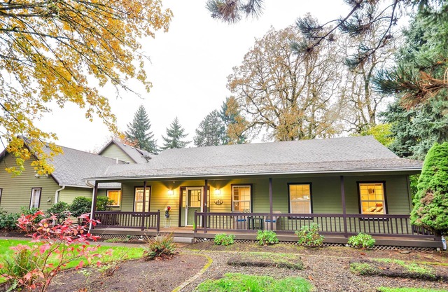Milwaukie Home w/Covered Porch: Dogs Welcome!