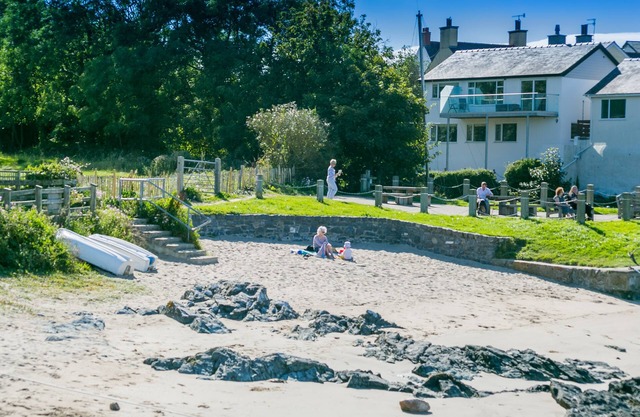 Min y Wygyr - on the beach, sleeps 8 guests in 4 bedrooms