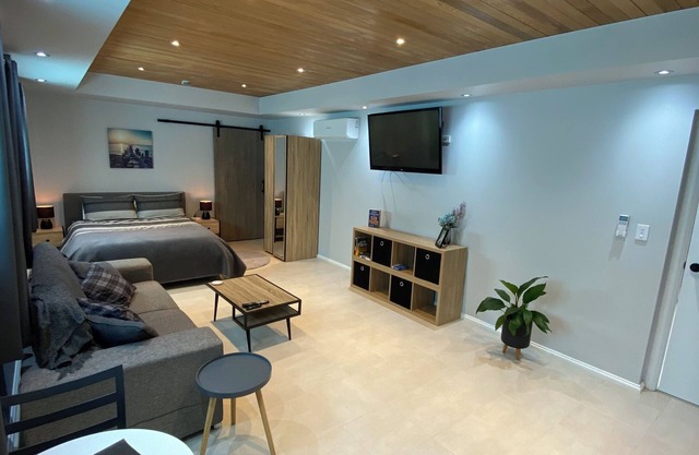 Mindarie Beachside Studio in the coastal suburb of Mindarie, close to the Marina