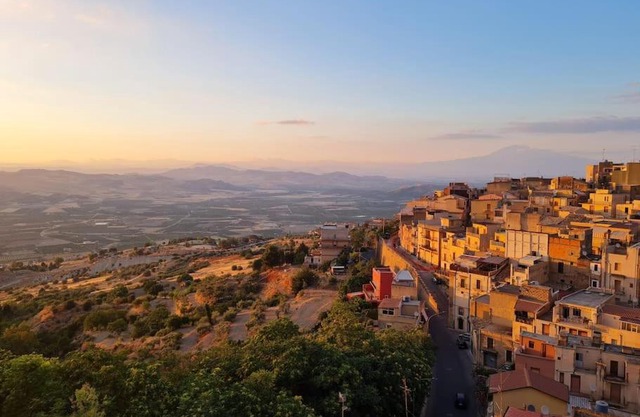 Mineo Townhouse with incredible views of Mt Etna