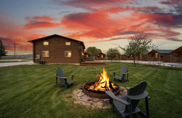 Mini Cabins Lodge-Hot Tub! AC! Arcades! Air Hockey and Foosball!