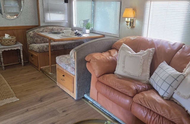 Mini farm vibe stationary RV in No.n San Diego County with WiFi, AC. TV. Views.n