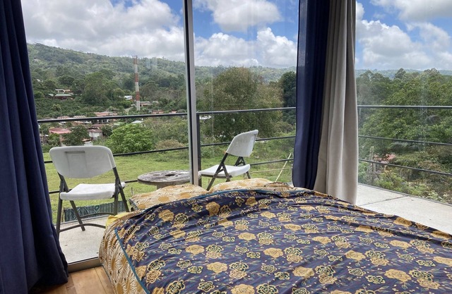 Mini-maison Atypique Avec vue Panoramique et Grand Jardin