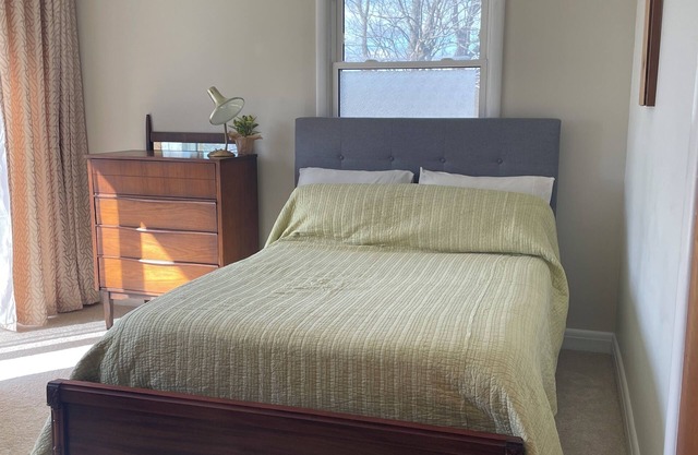 Minimalist comfort + beach pass + breakfast #Sandbanks #PEC