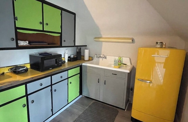 Minimalistic Apartment A+ Location w/independent entrance