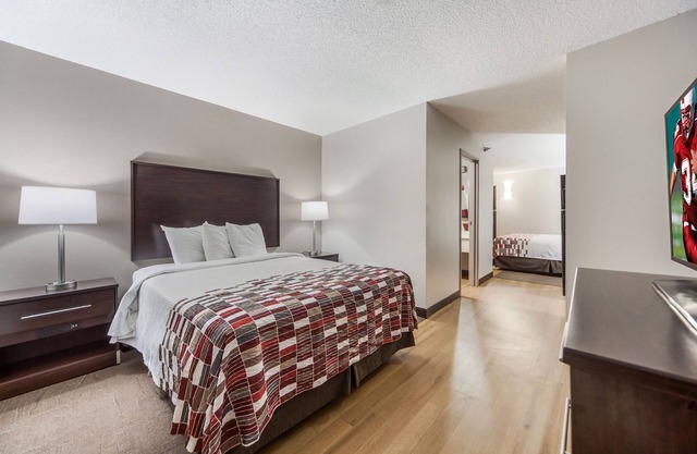 Mins From Dining & Shopping! Kitchenette. On-site Pool, FREE Parking!