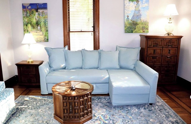 Mins to DT & Frank Lloyd Wright