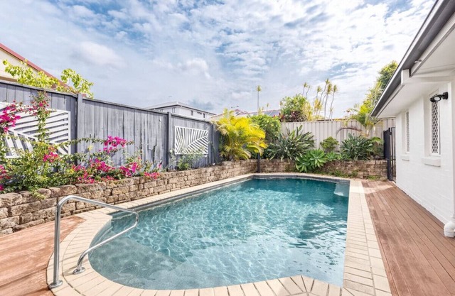 Mins to Shop & Lake! 4 beds family retreat w/pool