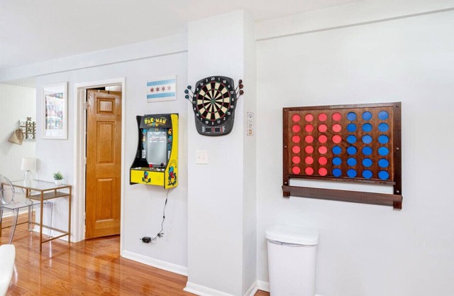 Mins to Wrigley Sleeps 6 + Sauna + Hot Tub+ Deck