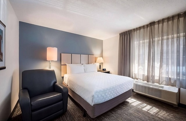 Minutes Away from Irving Convention Center! Pet-friendly Property, Parking!