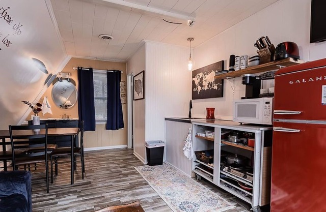 Minutes frm Bull Shoals Lake! Wifi-2 bedrooms, 1 King, 2 Singles, futon. Sleeps6
