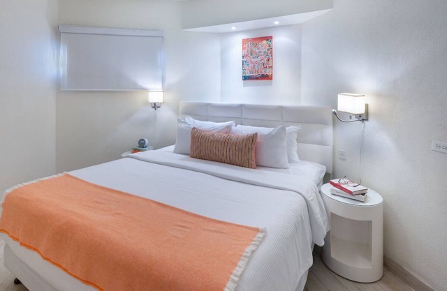 Minutes to Dover Beach! Two Suites with Breakfast, Free Beach Sunbeds, Pool!