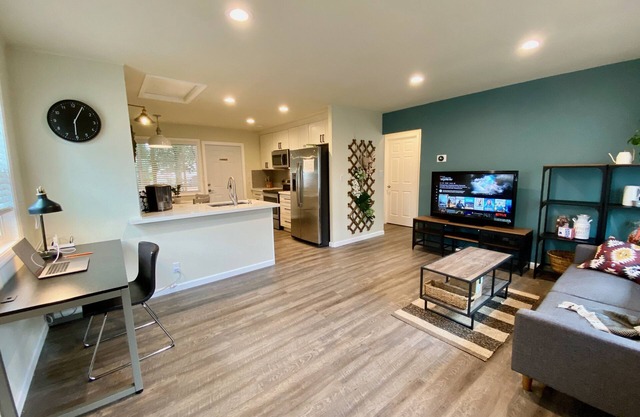 Minutes to Freeway, 2bedroom/1bath with 200Mbps WiFi, Free parking, +Backyard.