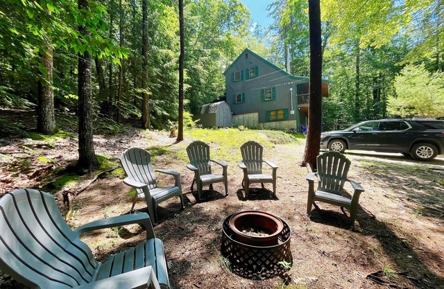 Minutes to Sandy Beach, House w Firepit, Grill, 2 Kayaks and Screen Porch