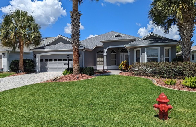 Minutes to Spanish Springs and Sumpter Landing, pet friendly, renovated kitchen