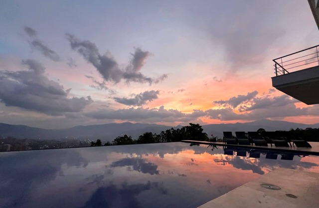Mirador - Great view, endless pool, and Jacussi - 10 minutes to Medellin.