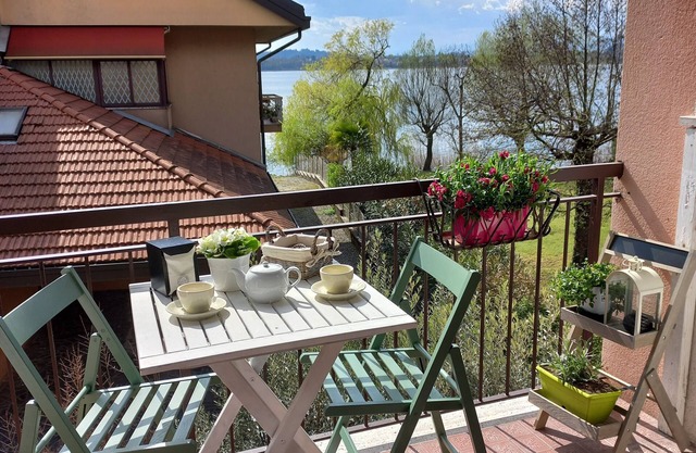 Miralago apartment with garden by the lake