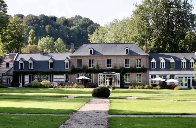 Mirus apartment at Château d'Harcelaines