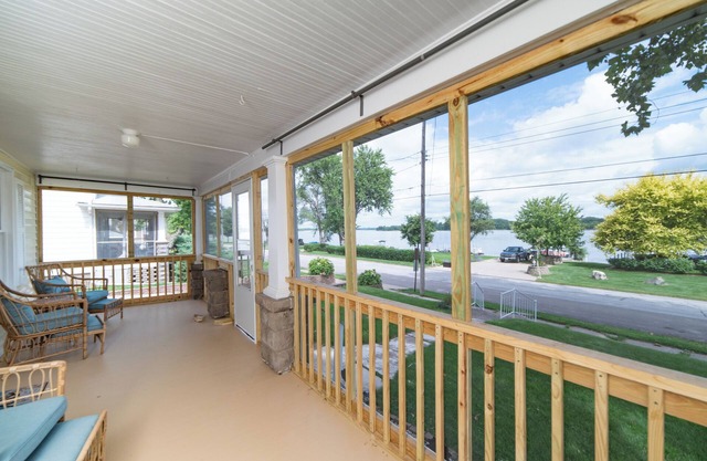 Mississippi Hideaway- Beautiful River Views! Relax & Unwind in this Cozy 3 Bdrm.