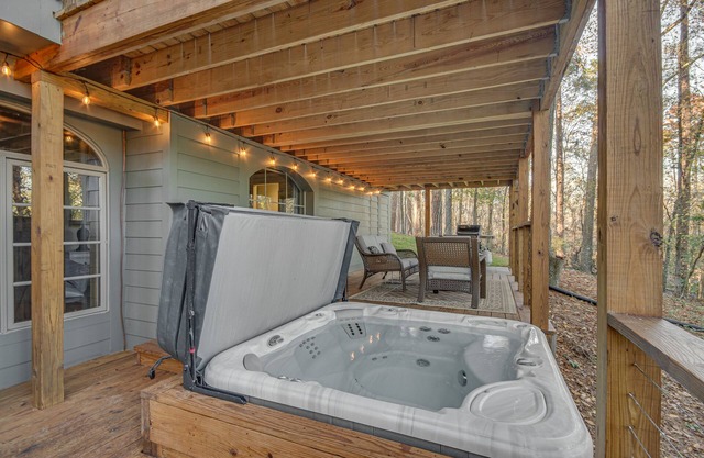 Mississippi Retreat w/Hot Tub, Deck & Lake Views!