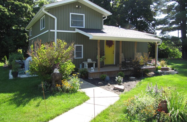 Mississippi riverview guesthouse near historic downtown LeClaire.